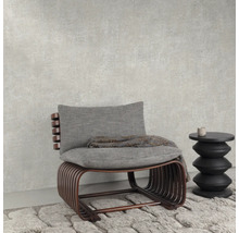 Scene met fauteuil, kussen en bijzettafel op een vloerkleed