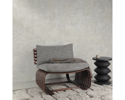 Scene met fauteuil, kussen en bijzettafel op een vloerkleed