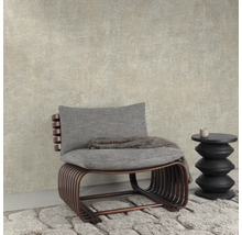 Interieurscène met fauteuil, kussen en bijzettafel op een vloerkleed