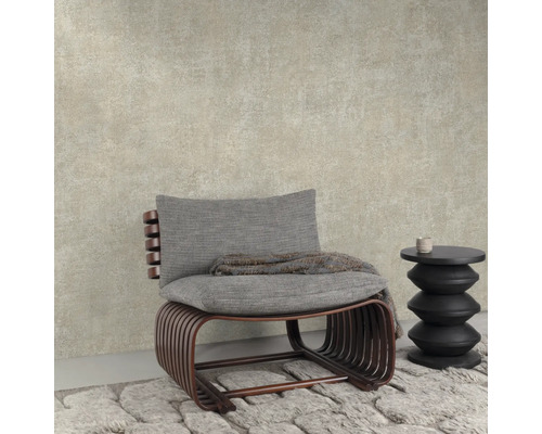 Interieurscène met fauteuil, kussen en bijzettafel op een vloerkleed