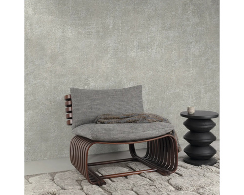 Zitmeubel met kussen en bijzettafel op tapijt voor een muur