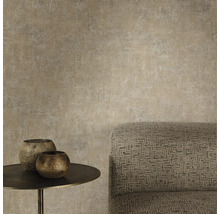 Interieur met structuurbehang, tafel en stoel