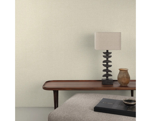 Kameroverzicht met patroonbehang, tafel, lamp en decoratie