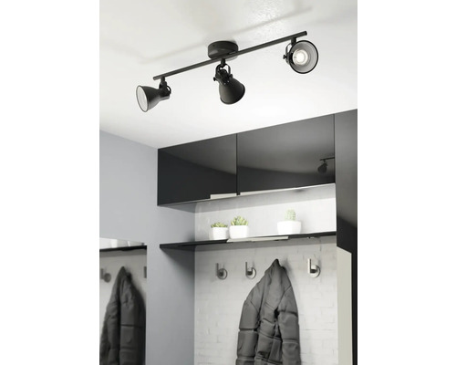 Zwarte plafondlamp met drie spots in een modern ingerichte hal.