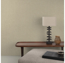 Kamerweergave met textielbehang in visgraatmotief, bijzettafel, lamp en decoratie.