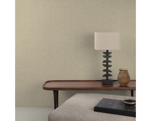 Kamerweergave met textielbehang in visgraatmotief, bijzettafel, lamp en decoratie.