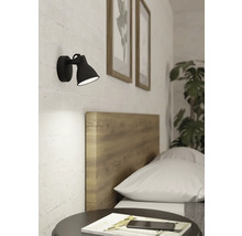 Slaapkamer scène met wandlamp, bed en nachtkastje