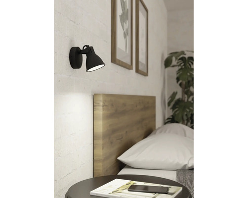 Slaapkamer scène met wandlamp, bed en nachtkastje