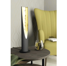 Decoratieve tafellamp met goudkleurige binnenkant op een bijzettafel