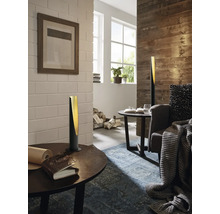 Woonkamer met tafellampen en houten lambrisering