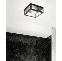 Zwarte plafondlamp met glazen elementen in de badkamer