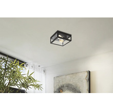 Vierkante plafondlamp met glazen elementen in de woonkamer.