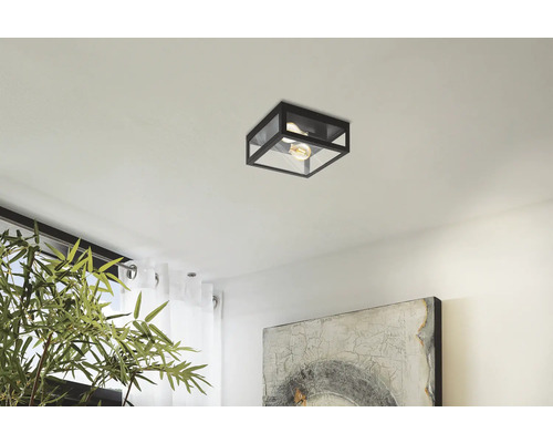 Vierkante plafondlamp met glazen elementen in de woonkamer.