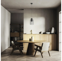 Interieur met houten tafel, stoelen en hanglamp