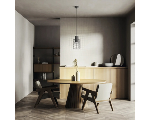 Interieur met houten tafel, stoelen en hanglamp