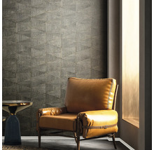 Interieurfoto met fauteuil en behang met driehoekpatroon