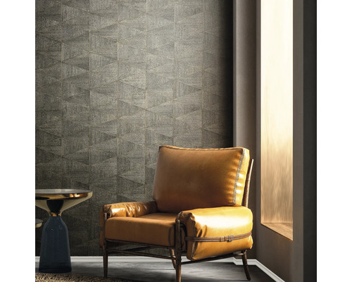 Interieurfoto met fauteuil en behang met driehoekpatroon