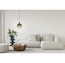 Woonkamer met bank, salontafel, kruk en hanglamp