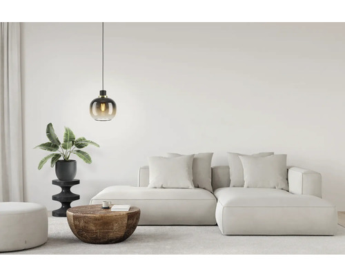 Woonkamer met bank, salontafel, kruk en hanglamp