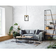 Woonkamer met bank, rek, tafel en hanglamp