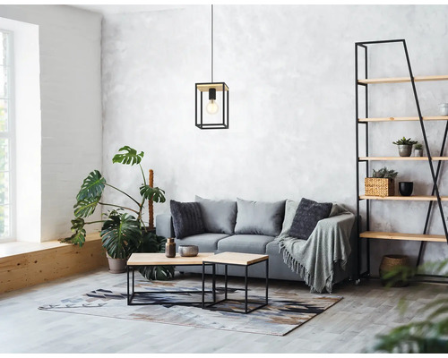 Woonkamer met bank, rek, tafel en hanglamp