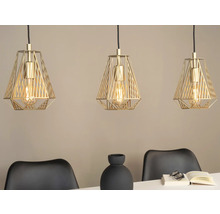 Drie hanglampen met geometrisch ontwerp boven een eettafel