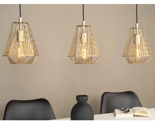 Drie hanglampen met geometrisch ontwerp boven een eettafel