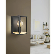 Wandlamp met frame, lichtbron en plank in de woonkamer