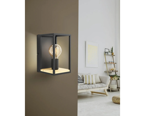 Wandlamp met frame, lichtbron en plank in de woonkamer