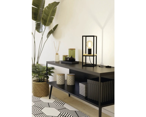 Decoratieve plank met lamp, geurstokjes, kaarsen en kamerplanten