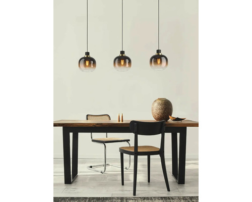 Eettafel met drie hanglampen, stoelen en decoratie