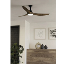 Plafondventilator met drie bladen en geïntegreerde verlichting in een lichte kamer.