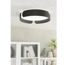 Plafondlamp van metaal in een kamer