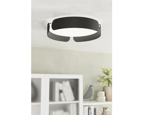 Plafondlamp van metaal in een kamer