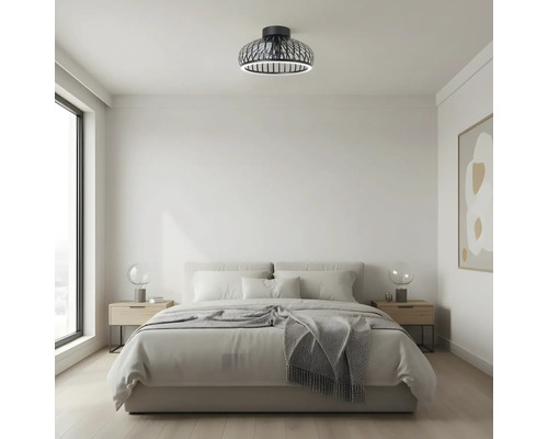 Slaapkamer met plafondlamp in rasterlook en LED-ring.