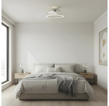 Slaapkamer met tweepersoonsbed, nachtkastjes en een plafondlamp