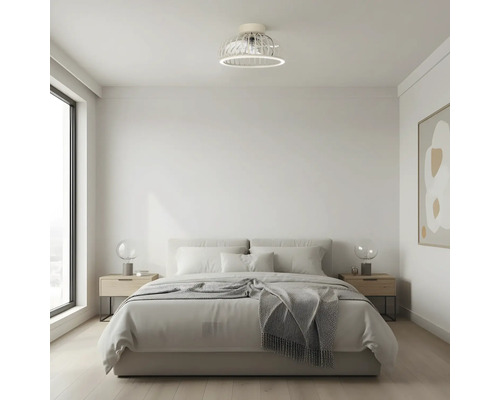 Slaapkamer met tweepersoonsbed, nachtkastjes en een plafondlamp