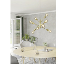 Moderne eetkamerscène met een ronde tafel, stoelen en een gouden hanglamp.