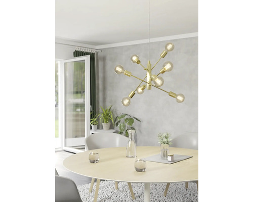 Moderne eetkamerscène met een ronde tafel, stoelen en een gouden hanglamp.