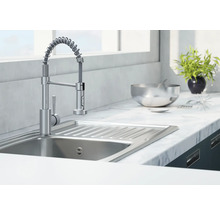 Keukenspoelbak met mengkraan en spiraalvormige uitloopslang