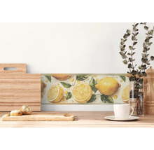 Muurborder met citroenmotief in een lichte keuken boven een houten aanrechtblad met keukenaccessoires.