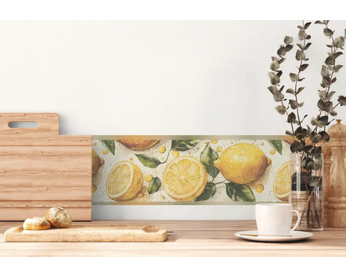 Muurborder met citroenmotief in een lichte keuken boven een houten aanrechtblad met keukenaccessoires.