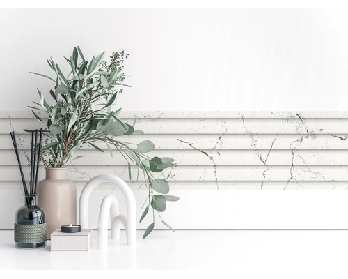 Wandpaneel in marmerlook wit-grijs, horizontaal geplaatst, in een lichte, modern ingerichte kamer met decoratie.
