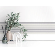 Wandlijst als stucprofiel voor wanddecoratie in een lichte kamer met eucalyptus en moderne decoratie.