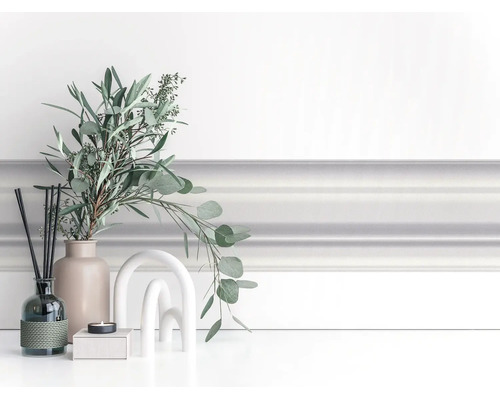 Wandlijst als stucprofiel voor wanddecoratie in een lichte kamer met eucalyptus en moderne decoratie.