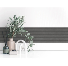 Donkergrijze zelfklevende wandborder met streepstructuur gedecoreerd met eucalyptustakken in een vaas en moderne woonaccessoires.
