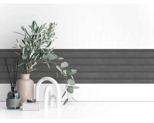 Donkergrijze zelfklevende wandborder met streepstructuur gedecoreerd met eucalyptustakken in een vaas en moderne woonaccessoires.