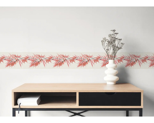 Behangrand met bamboepatroon boven een houten dressoir met vaas.