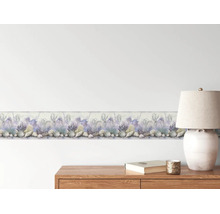 Behangrand met maritieme motieven zoals schelpen en koralen in aquarel-look op een lichte muur boven een houten dressoir.