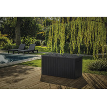 Tuinscene met zwembad, ligstoelen en een ruime kunststof opbergbox op een houten terras